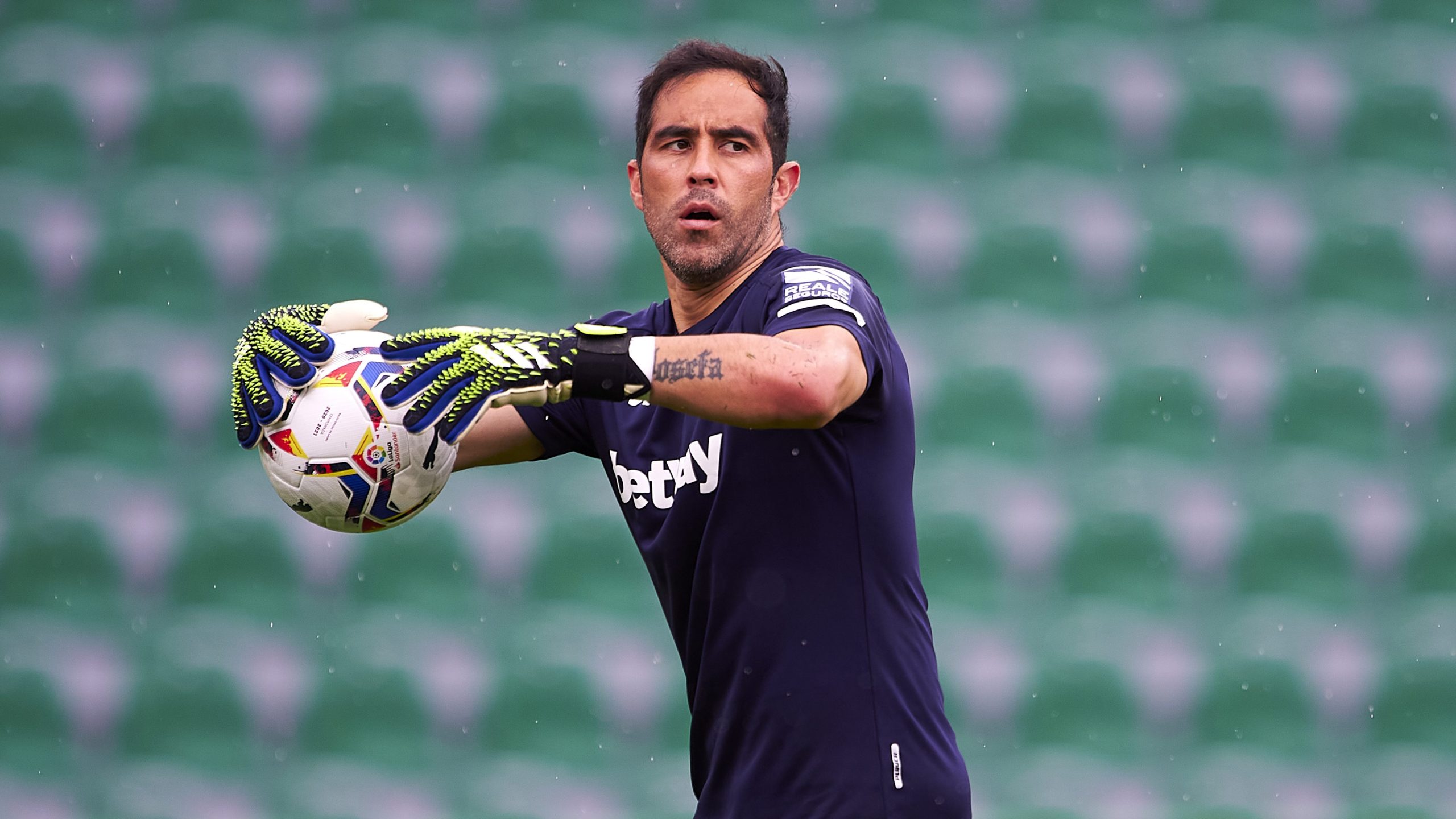 La monumental tapada de Claudio Bravo para evitar la caída del Betis