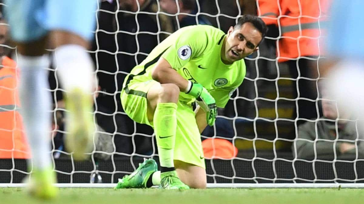 Detalles: Claudio Bravo será baja en Betis por lesión
