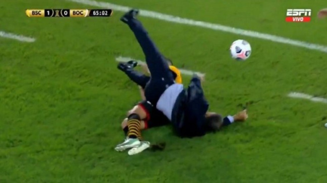 Video: La fuerte caída de Miguel Angel Russo tras «barrida» de un jugador de Barcelona