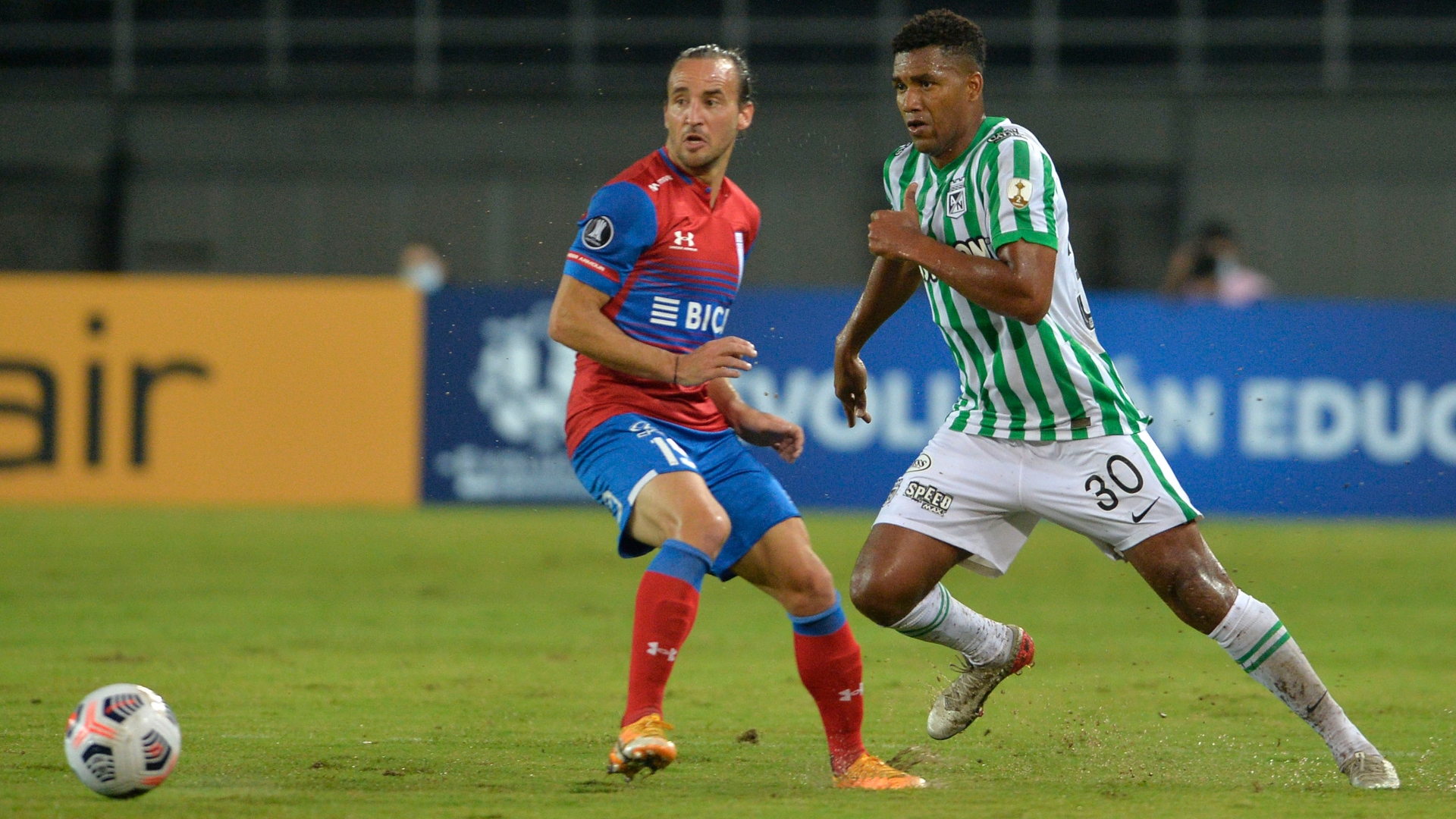 ¡Una noche para el olvido! Católica cayó ante Atlético Nacional