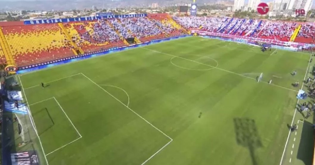 «Que vergüenza, un invento»: Hinchas de la ‘U’ se burlan de Católica por no llenar el Santa Laura