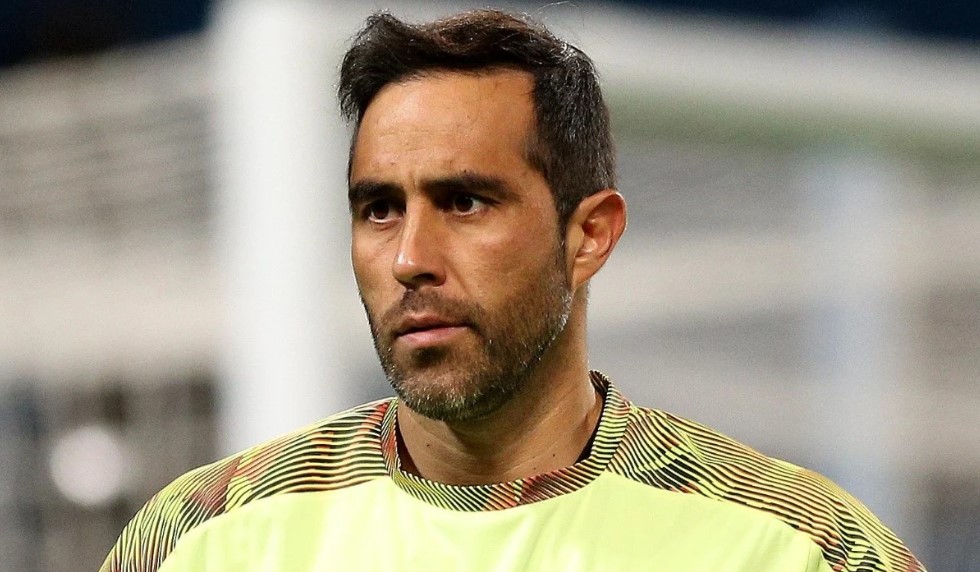 Aseguran que Claudio Bravo tendría listo su arribo a equipo español
