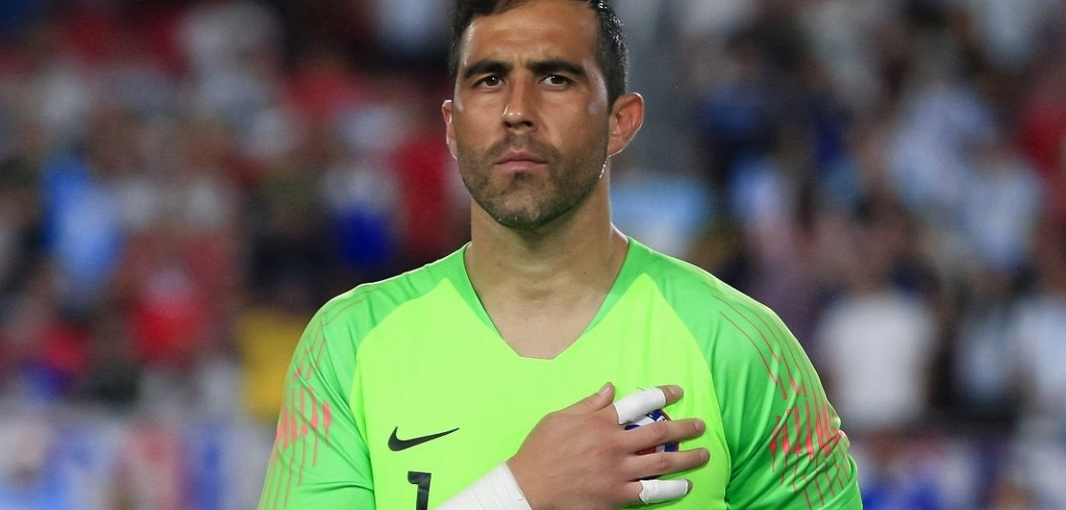 Claudio Bravo se emociona al recordar su primer partido en Colo Colo
