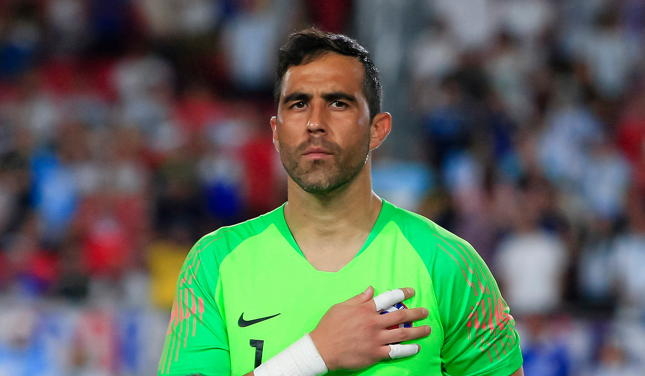 Aseguran que Claudio Bravo podría llegar al fútbol de Turquía
