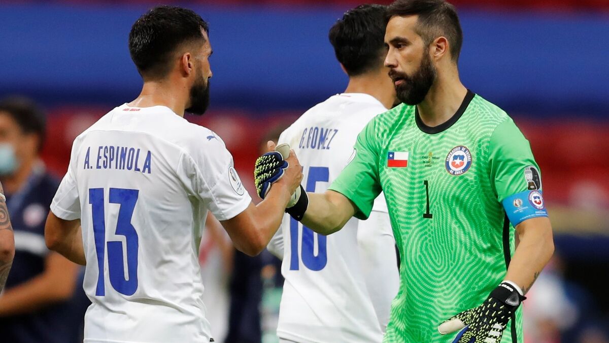 Periodista uruguayo despedazó a Claudio Bravo tras partido con Paraguay