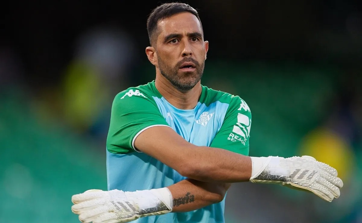 ¿Regresa a Colo Colo? Claudio Bravo tendría los días contados en el Betis