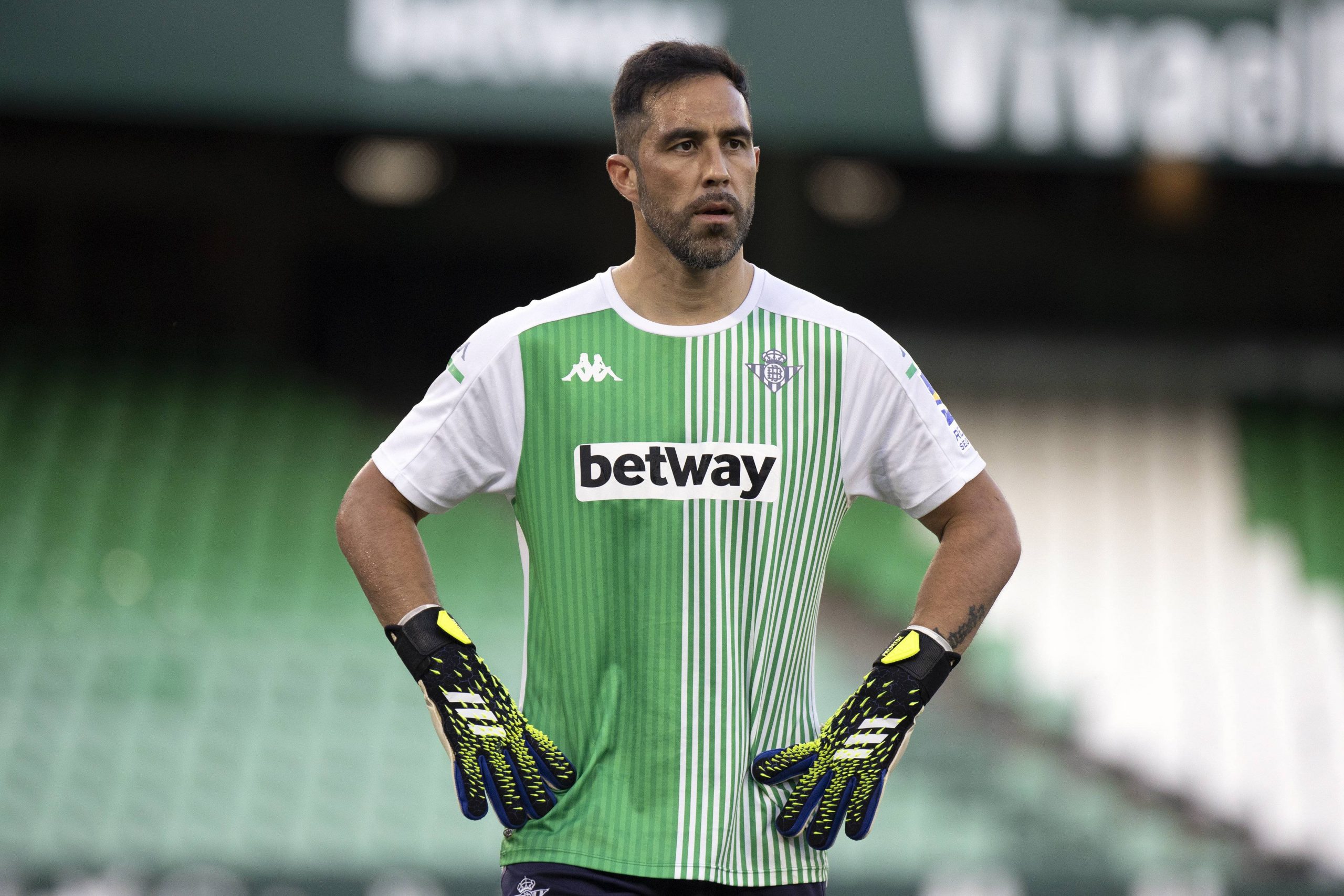 ¿Claudio Bravo continuará en el Betis una temporada más?