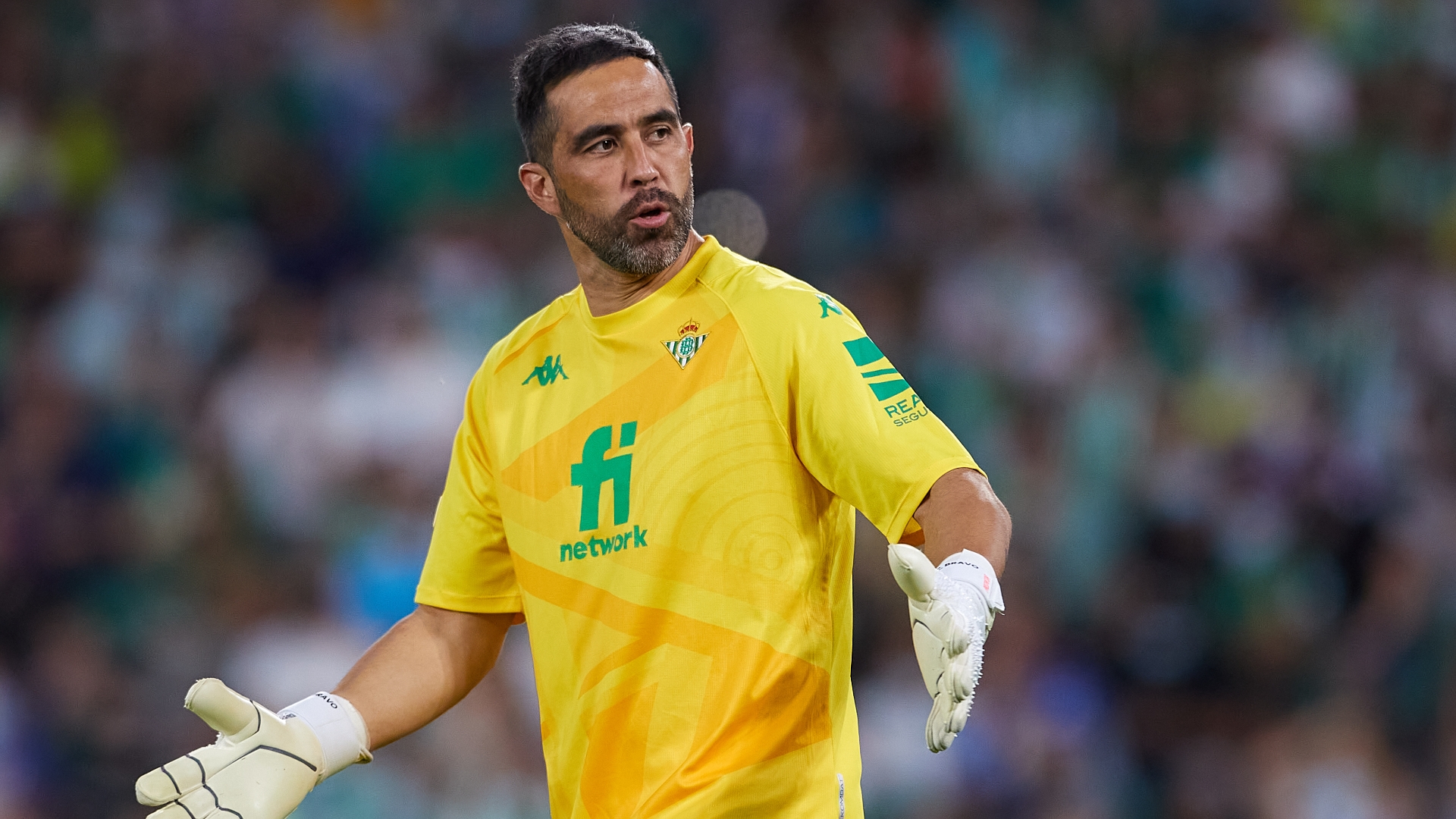 Claudio Bravo fue titular en el Betis y salió lesionado