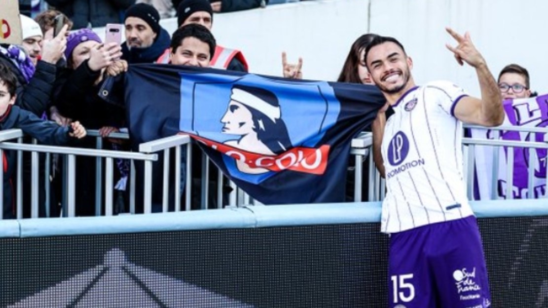 Hincha de Colo Colo apoyó a Gabriel Suazo y sacó aplausos en Toulouse