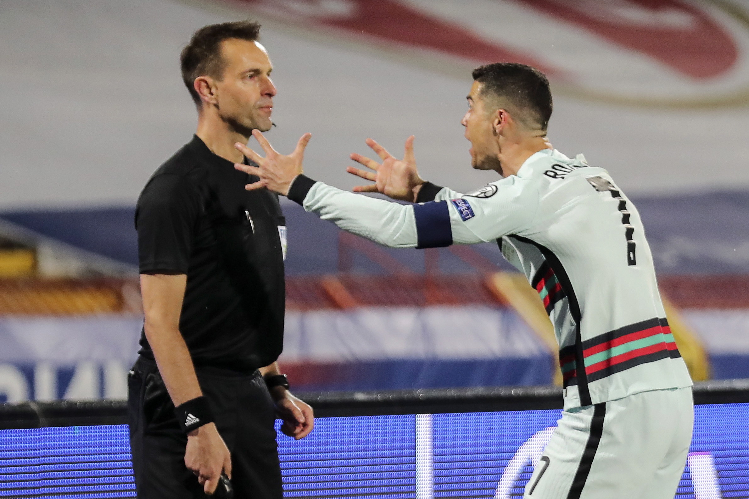 La furia de Cristiano Ronaldo por gol anulado en empate de Portugal con Serbia