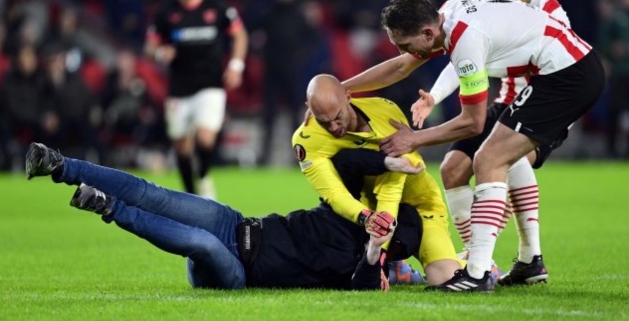 Arquero de Sevilla redujo a un hincha tras sufrir una agresión