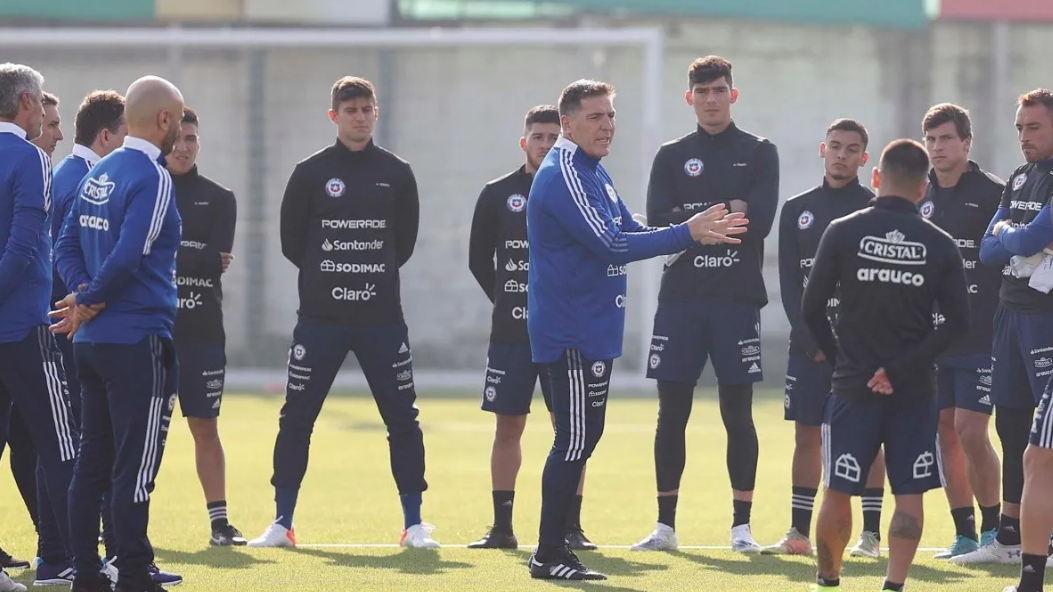 Se complica Berizzo: La Roja sufre caso de Covid-19 en la previa de su gira
