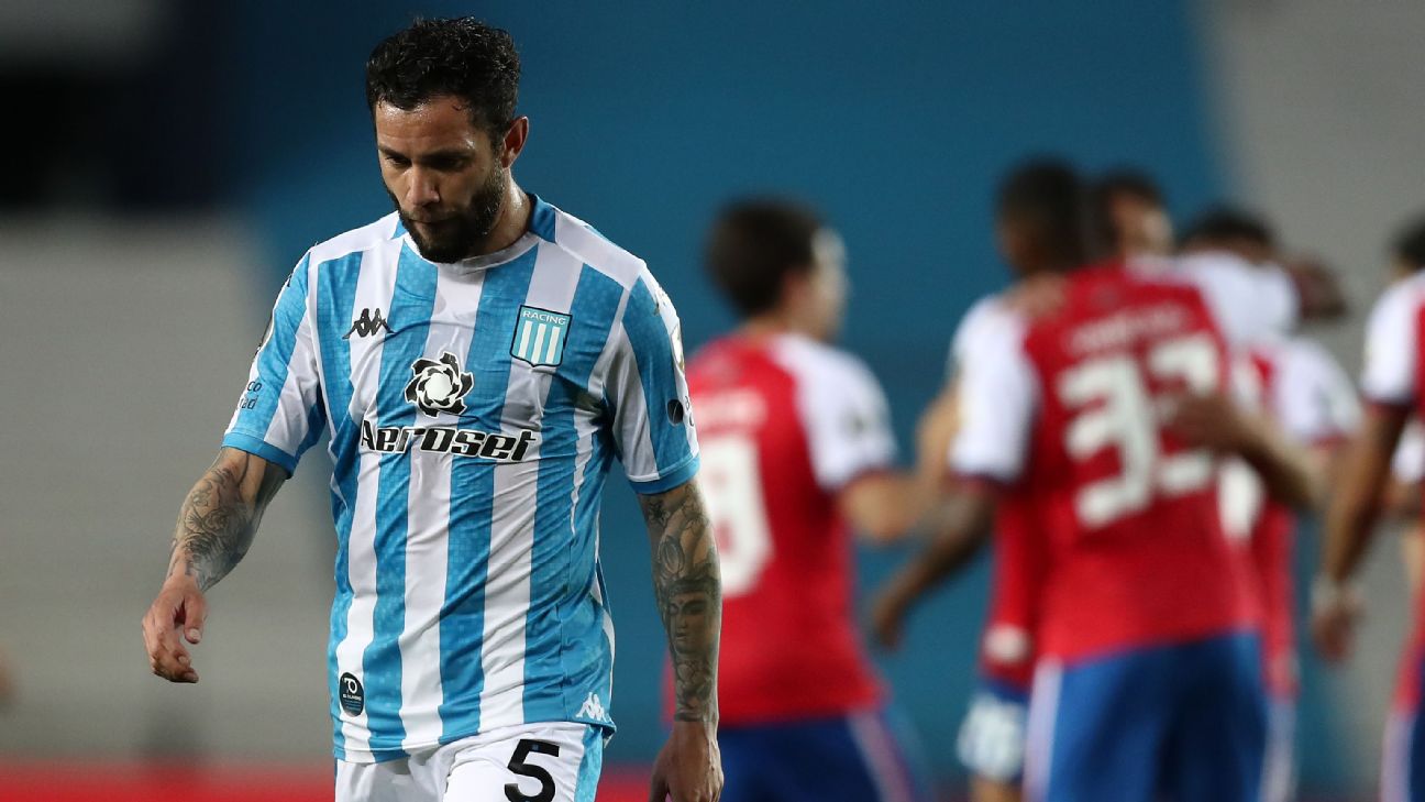 Eugenio Mena se lesionó en el duelo de Racing ante Gimnasia