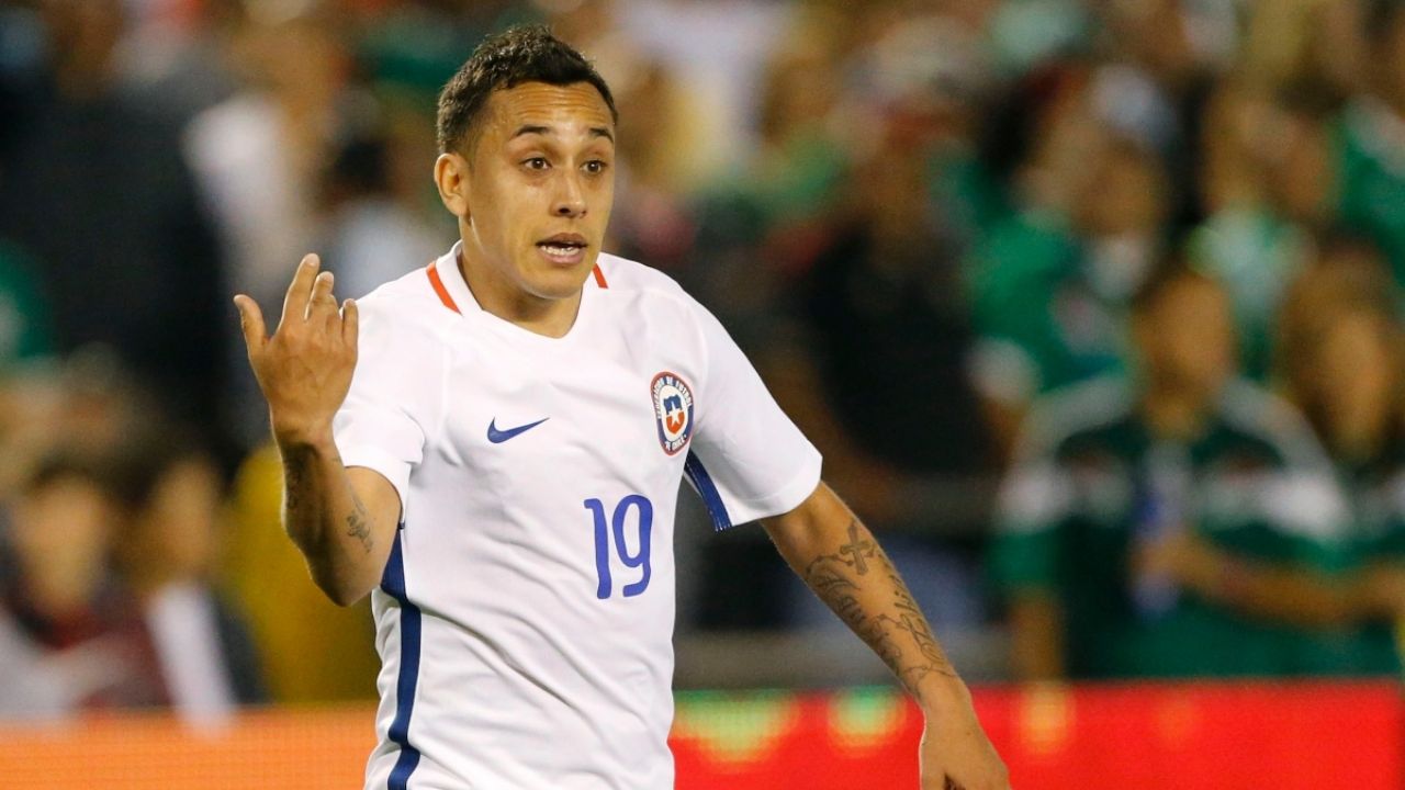 Fabián Orellana posó con la indumentaria de Universidad Católica