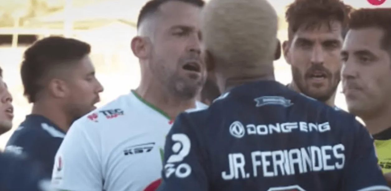 «Qué te creís, cul…»: El tenso cruce de Matías Donoso y Junior Fernandes