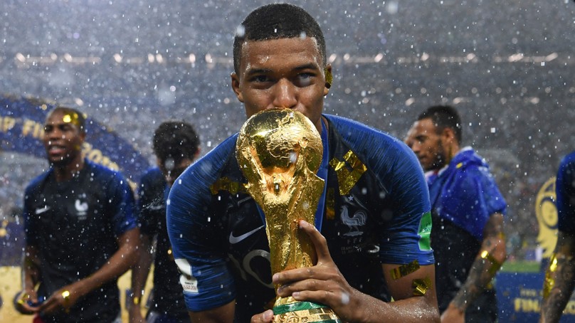 Mbappé cierra el año con un fotomontaje donde borra a Cristiano Ronaldo de las paredes de su cuarto