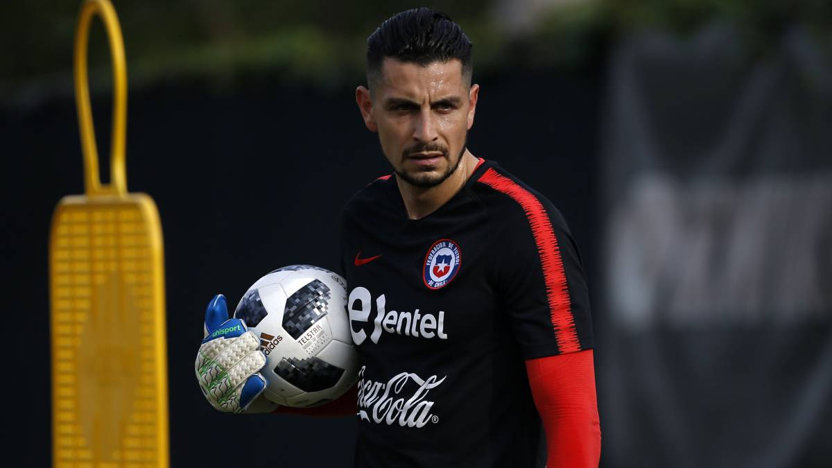 Arquero Gabriel Arias será baja en partido frente a Colombia