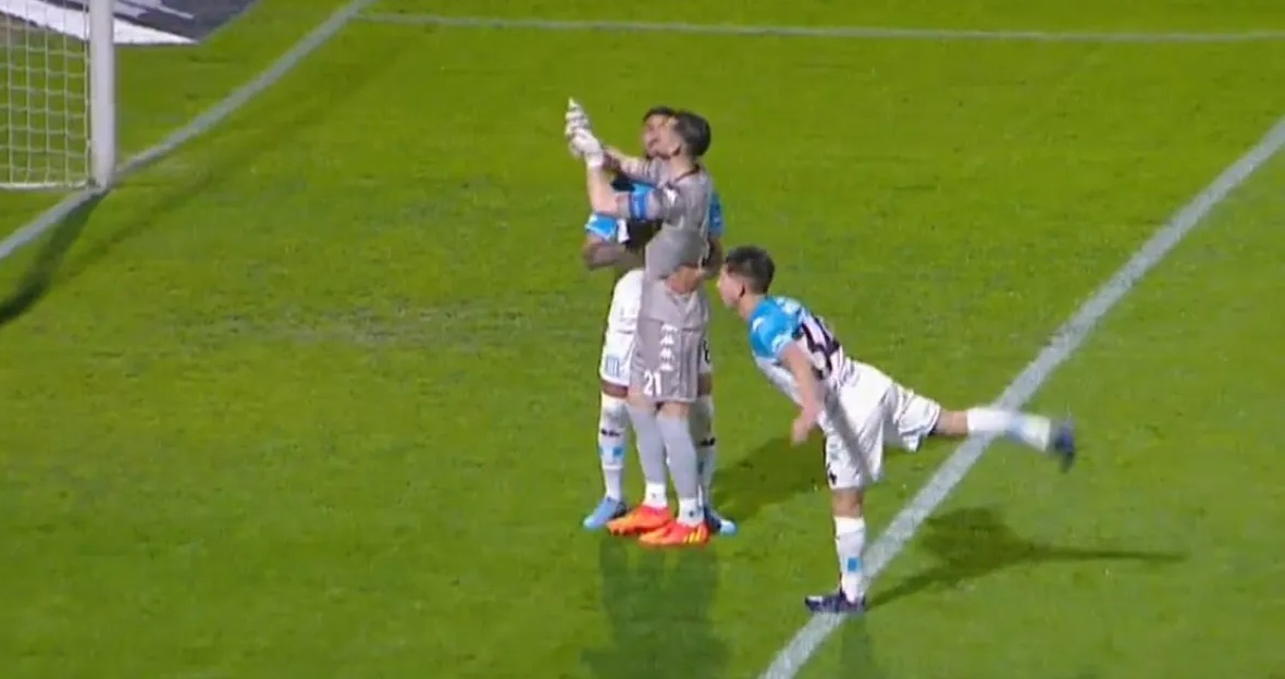 Video: Gabriel Arias en la polémica por con obsceno gesto a hinchada rival