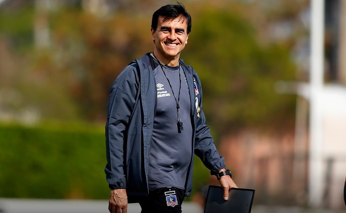 Colo Colo oficializó la renovación de su técnico Gustavo Quinteros