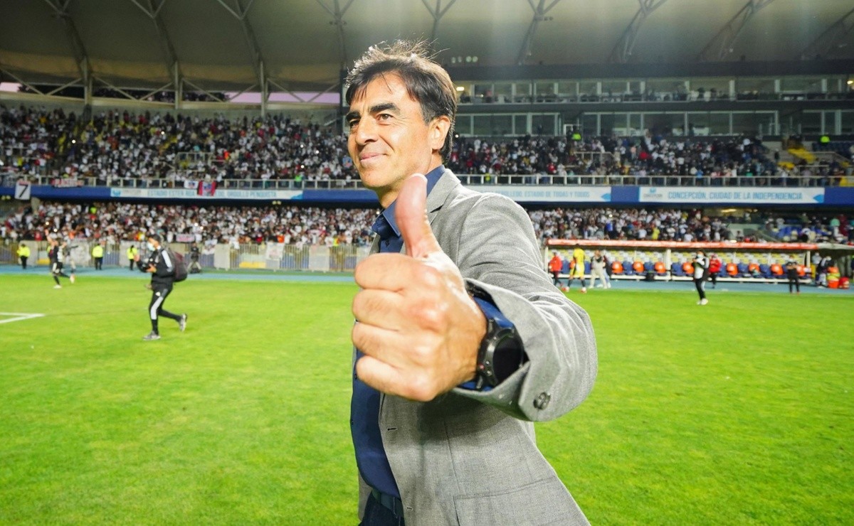 Gustavo Quinteros irá por un delantero chileno para reforzar Colo Colo