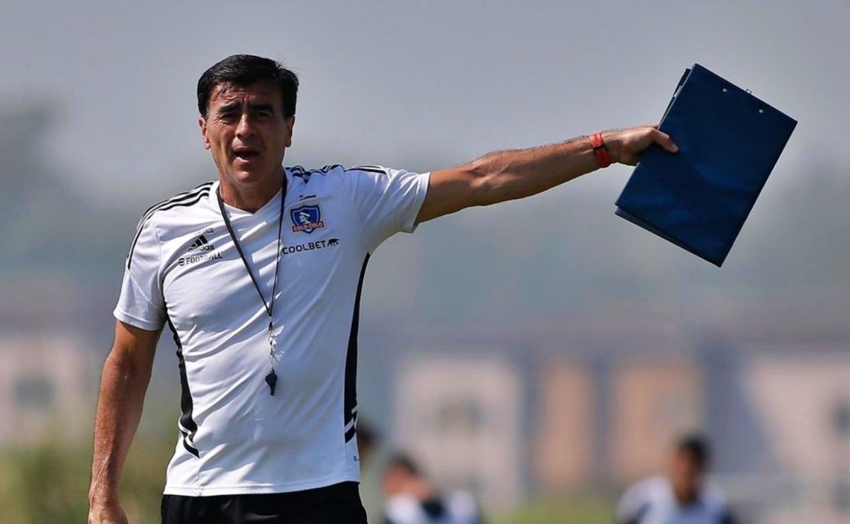 Quinteros molesto por la fuga de figuras en Colo Colo: «Estamos despotenciados»