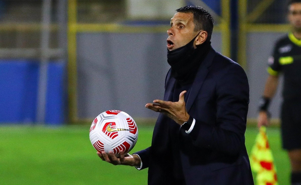 Siguen los roces en Católica: Poyet prohibió ‘cábala’ del equipo
