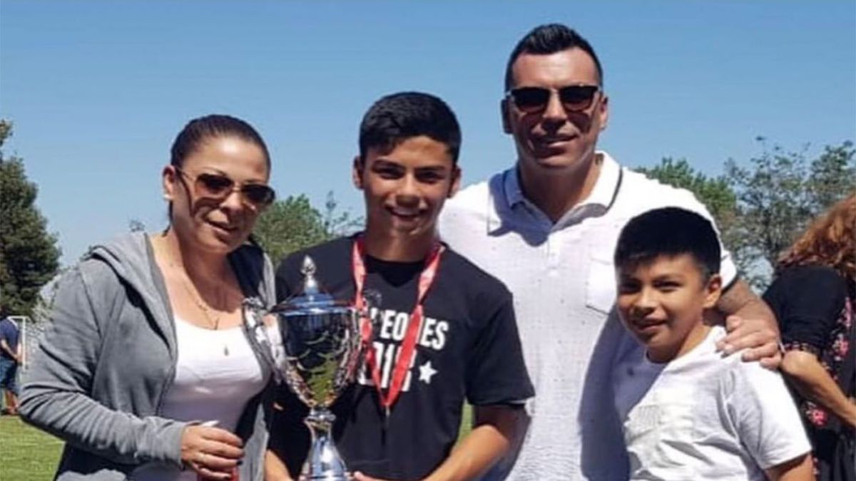Esteban Paredes saca a su hijo de Colo Colo