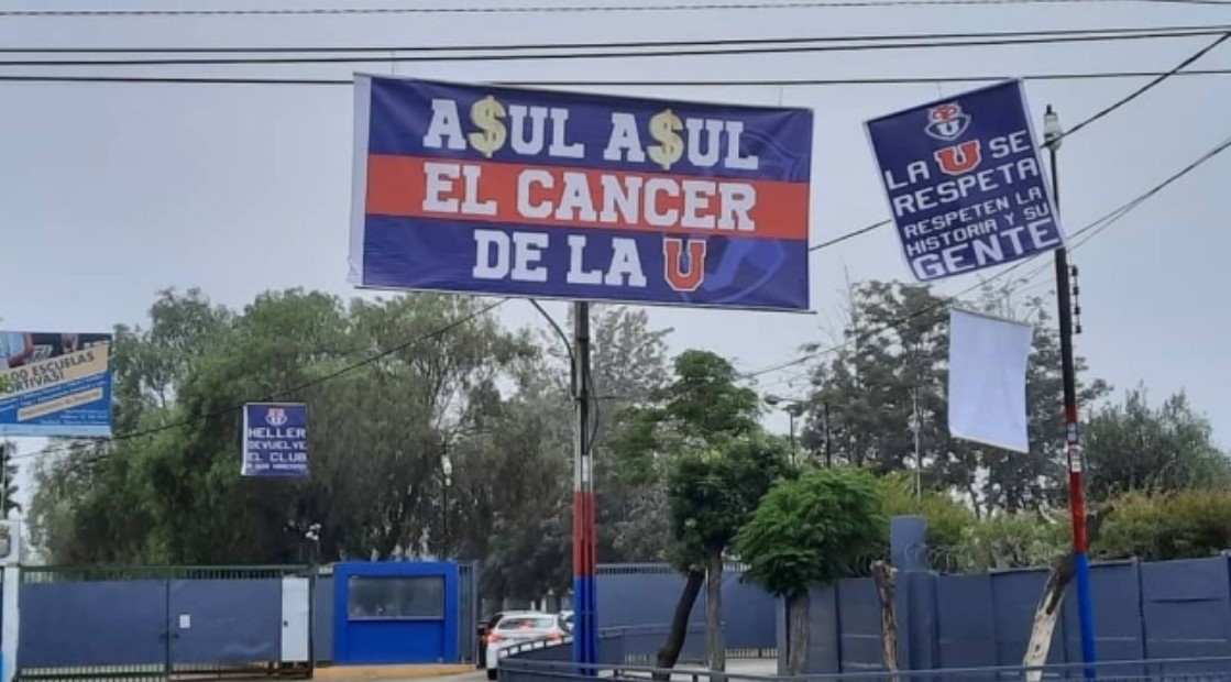 Hinchas de la ‘U’ se manifestaron contra Azul Azul