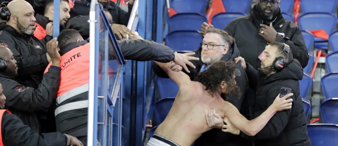Hincha del Bayern se metió a la barra de PSG y sufrió feroz golpiza