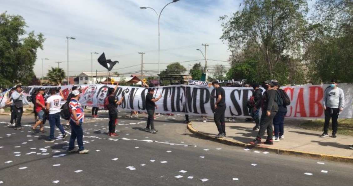 Hinchas de Colo Colo protestaron contra Blanco y Negro