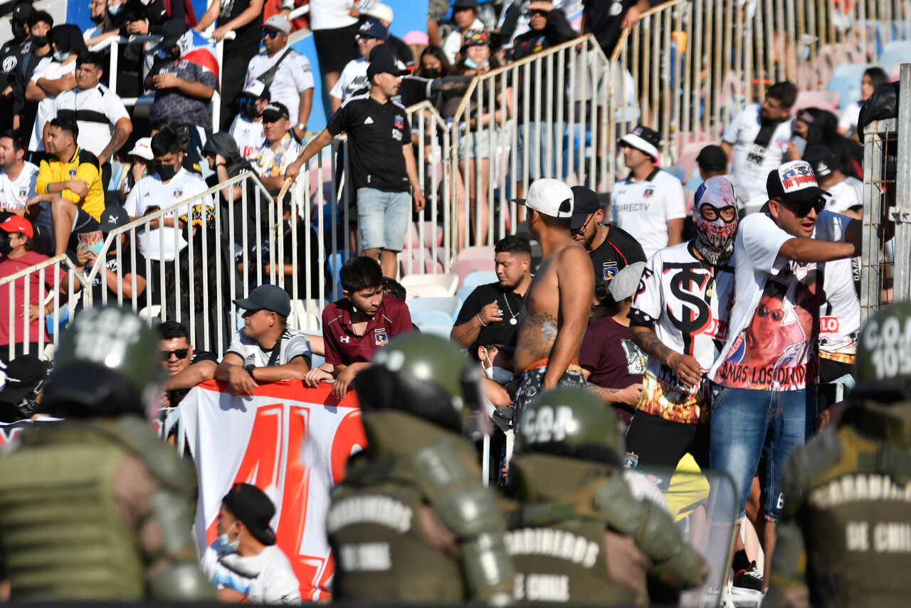 ¡Impresentable! Hinchas de Colo Colo destruyeron parte del Estadio Calvo y Bascuñán