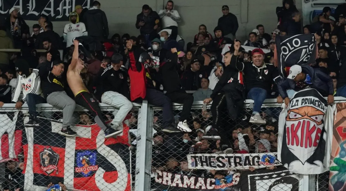 Colo Colo fue castigado por comportamiento de sus hinchas en Lima