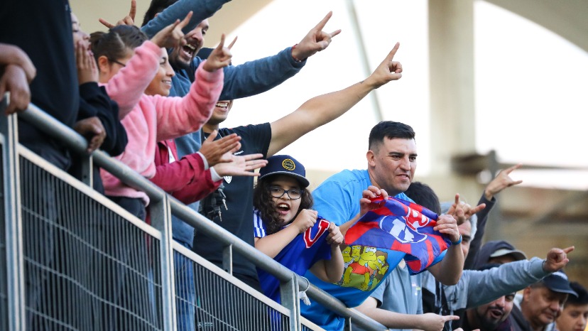 Fanáticos de la ‘U’ entran al estadio pese al castigo y Clark alza la voz: «La sanción era clara»