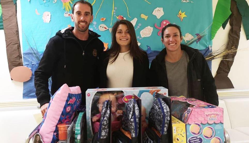 Jugadores del Atlético de Madrid llevaron regalos a los niños ingresados en hospitales