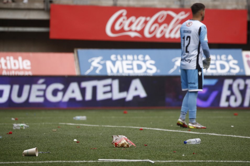 (Fotos) Hinchas de Audax sin salir del estadio por incidentes de hinchas de La Serena