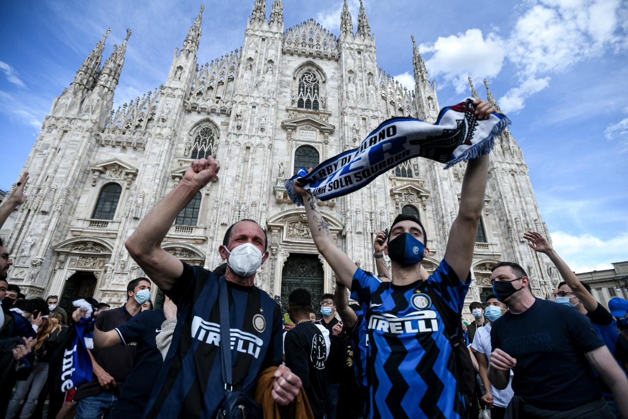 Hinchas del Inter repletan las calles tras coronarse campeón de la Serie A