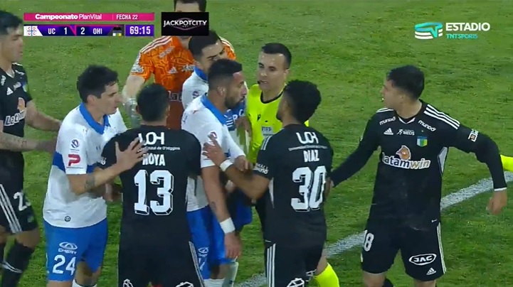 Video: Isla tuvo fuerte cruce con Diego Carrasco en pleno partido
