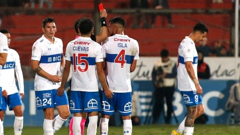 ¡Se pierde el clásico universitario! Mauricio Isla se fue expulsado en el duelo entre la UC y O’Higgins
