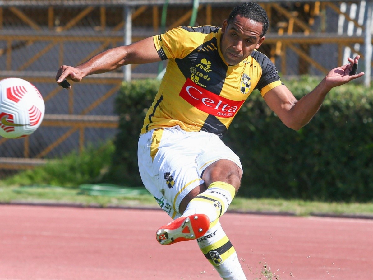 (Video) Beausejour protagonizó tenso cruce con árbitro Rafael Troncoso