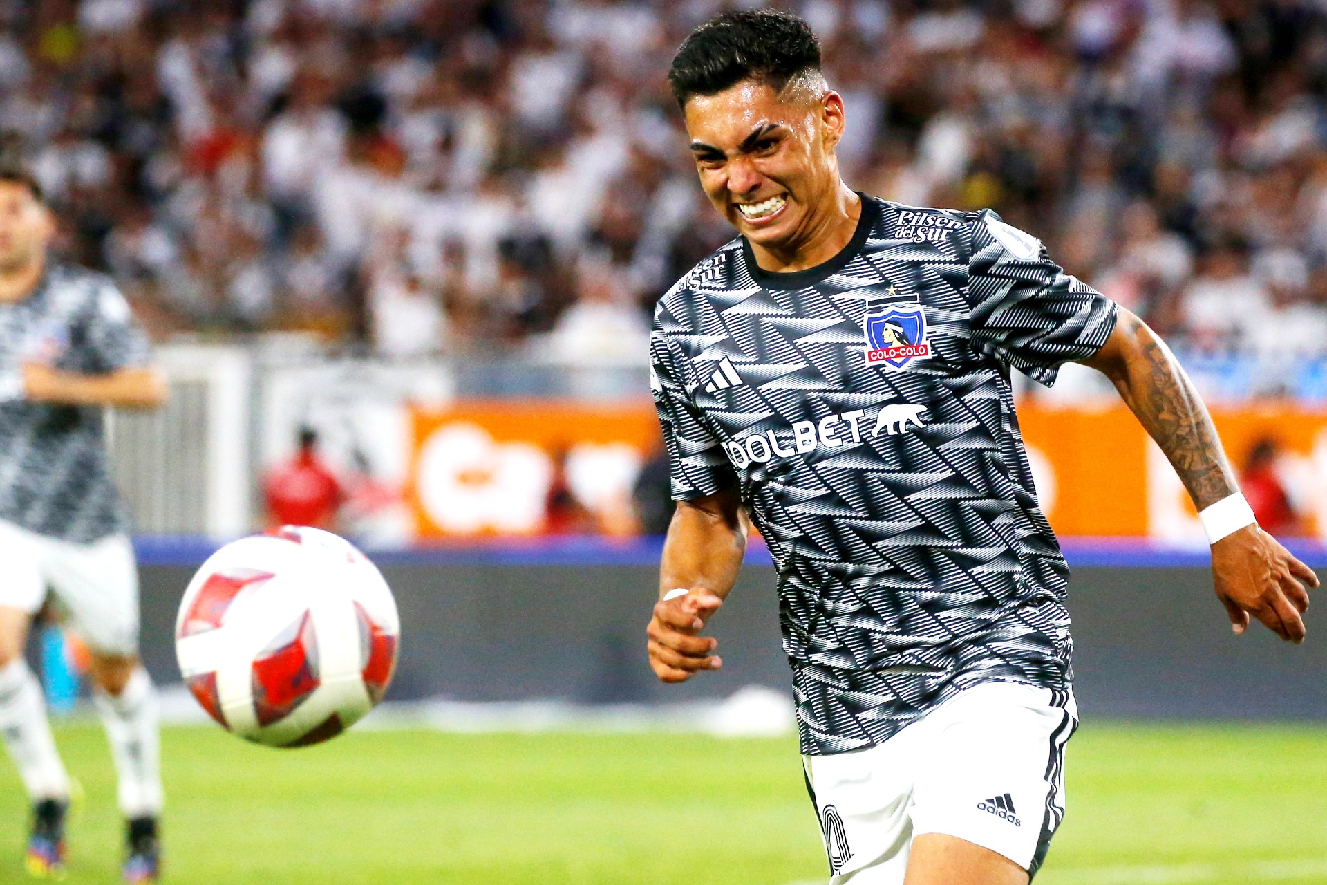 «¡Fuera del club…!”: Hinchas de Colo Colo contra Jordhy Thompson tras nueva denuncia de agresión