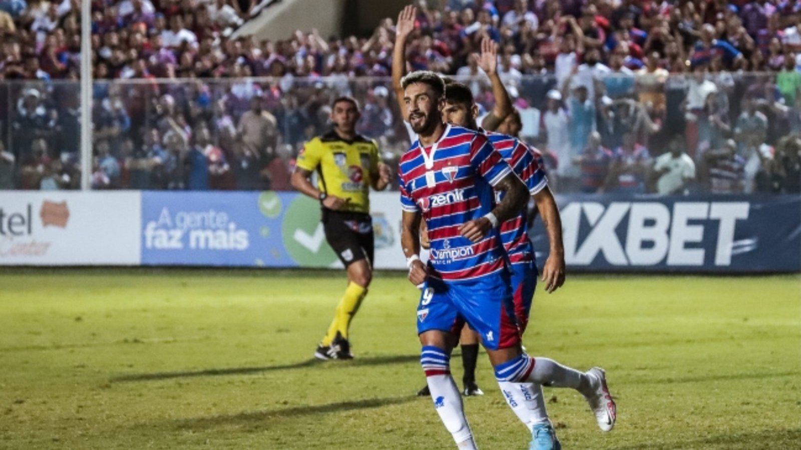 Hinchas de Fortaleza arremeten contra Juan Martín Lucero en Brasil