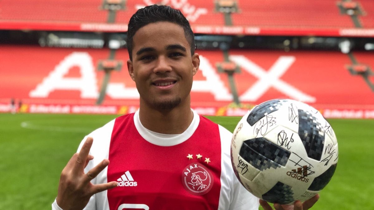 Kluivert: “A veces pienso que sería muy bueno estar todavía  en el Ajax»