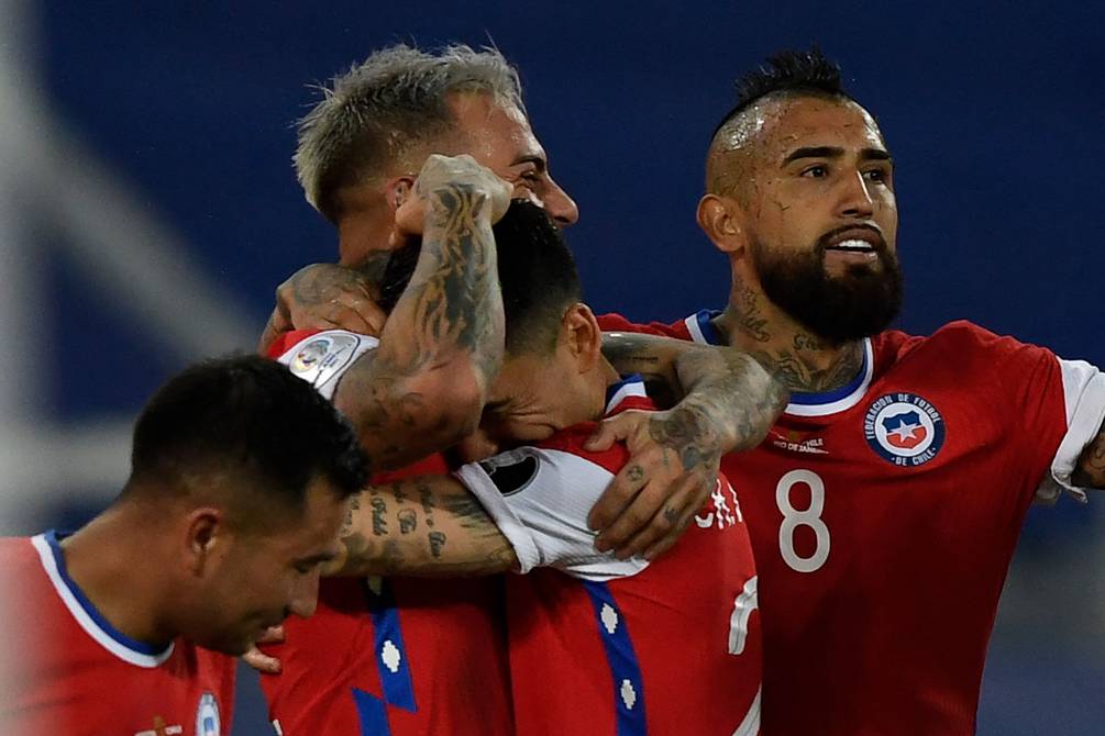 Filtran supuestas fotos íntimas de seleccionados de La Roja con mujeres en Brasil