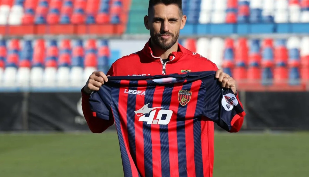 Joaquín Larrivey fue oficializado como refuerzo de Cosenza Calcio