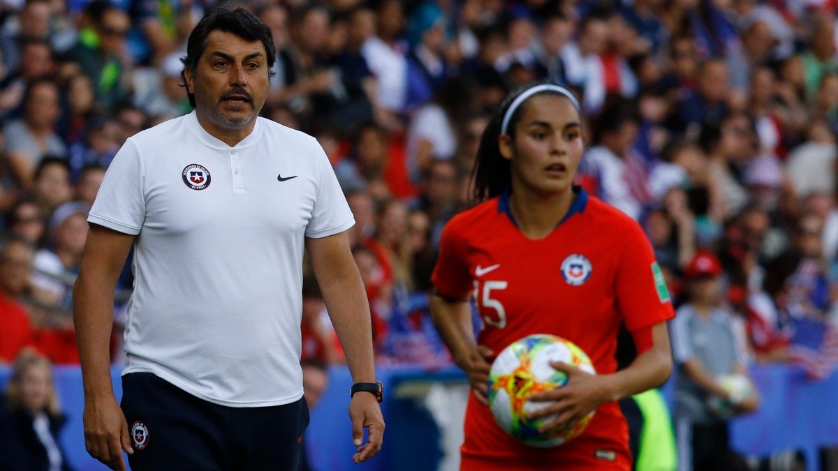 Hinchas de La Roja Femenina destrozaron a Letelier tras caer ante Canadá