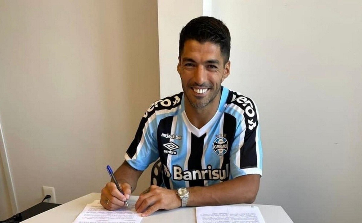 Gremio oficializó el fichaje del uruguayo Luis Suárez