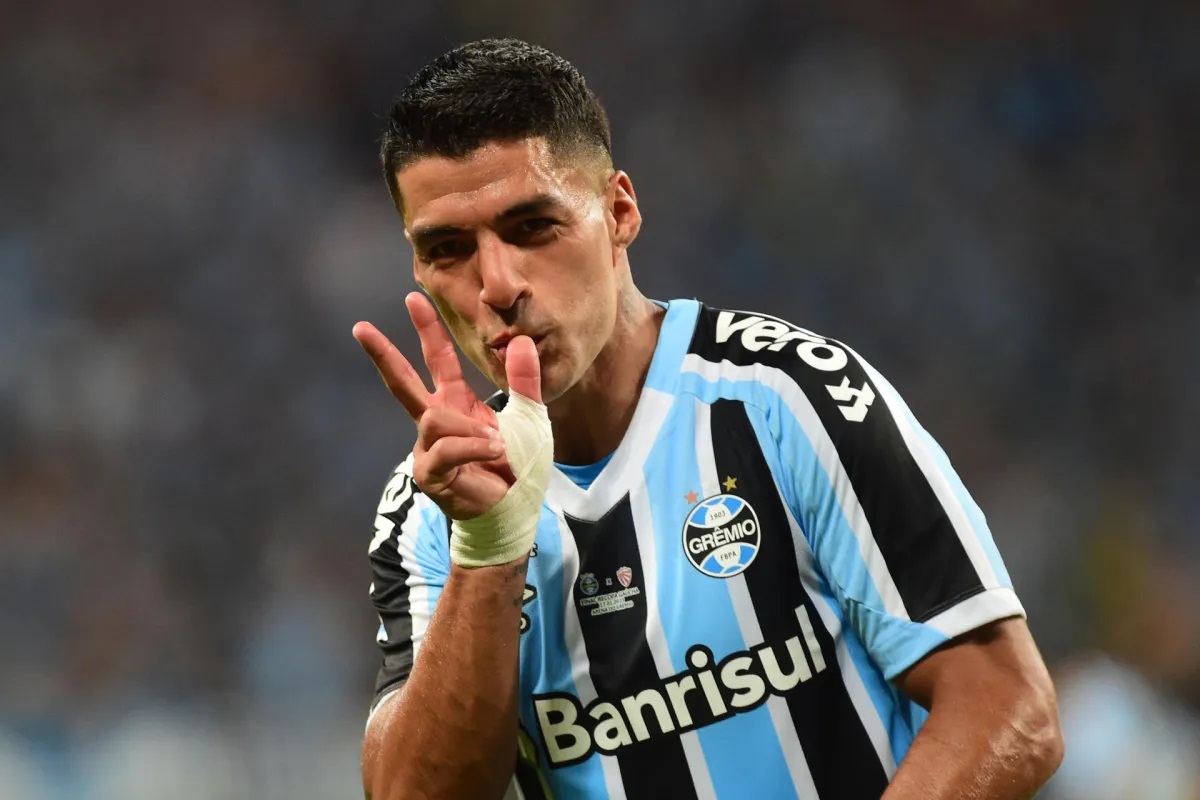 (Video) Luis Suárez debutó con tres goles en Gremio de Brasil