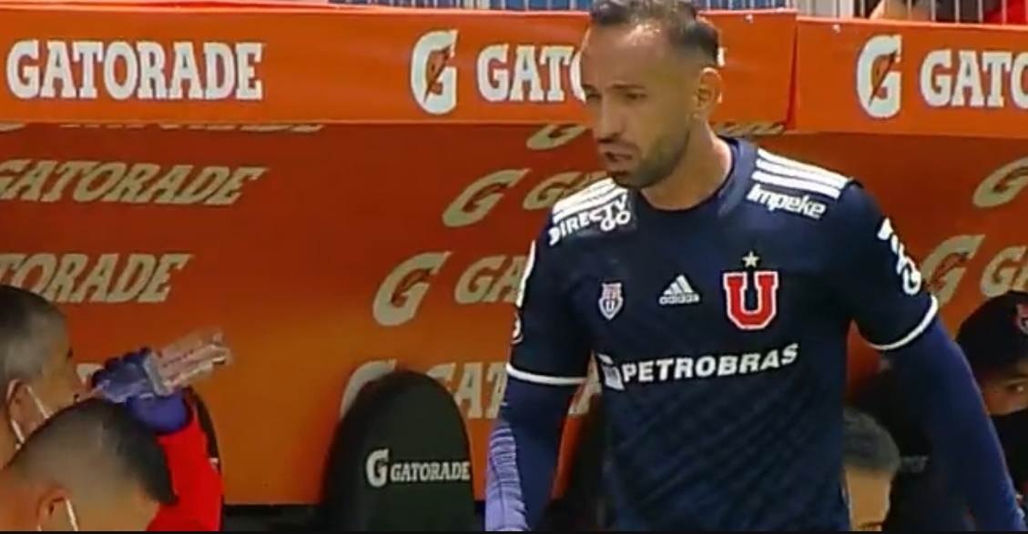 (Video) La furia de Marcelo Cañete tras ser reemplazado en el clásico