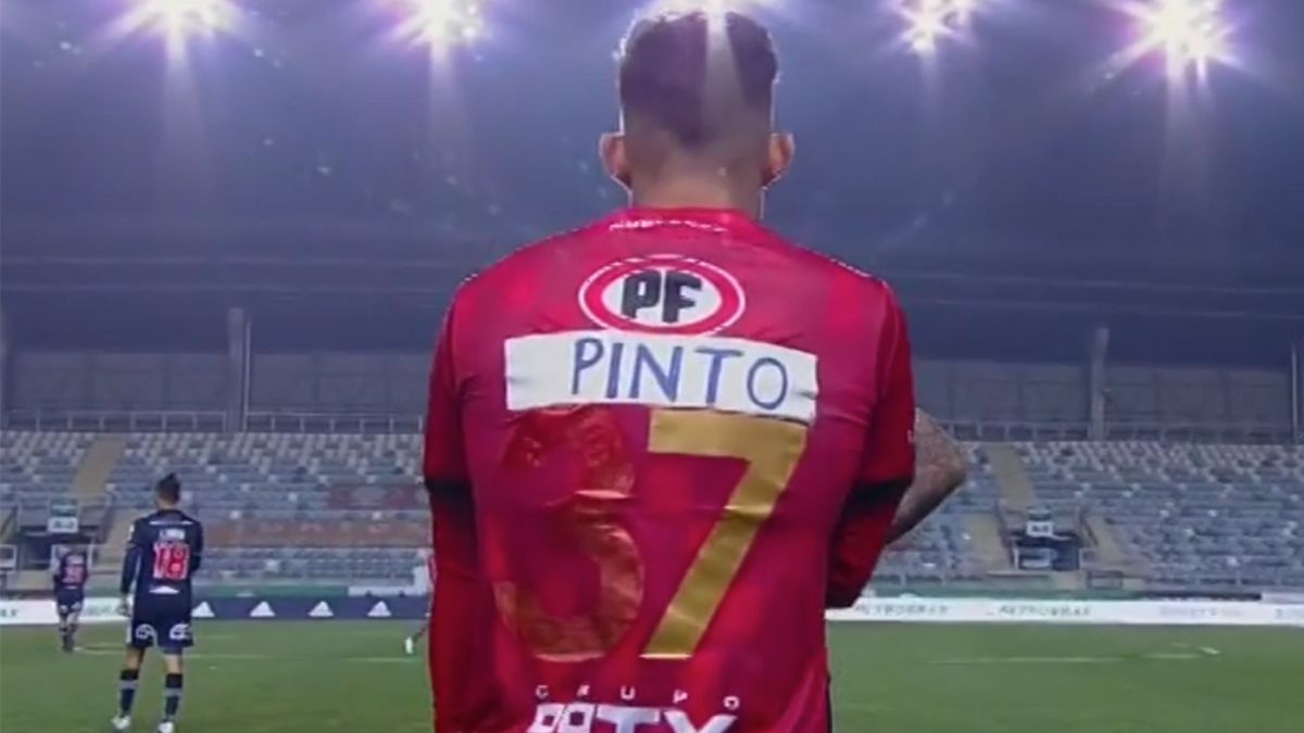 «La Chilean Premier League»: Las reacciones que dejó la camiseta de Mathias Pinto