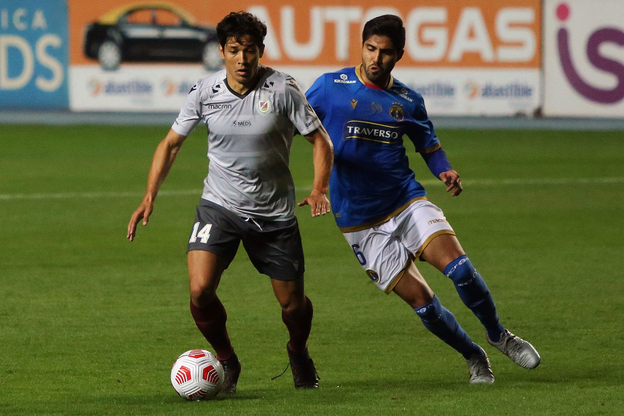 «¿Por qué sigue jugando?»: Critican debut de Matías Fernández en La Serena